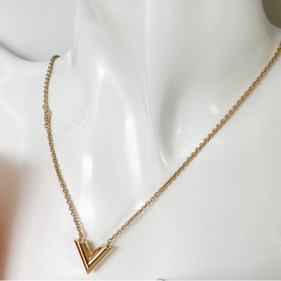 Authentic Louis Vuitton Necklace Essential V Pendant Gold Metal - Picture 8 of 8